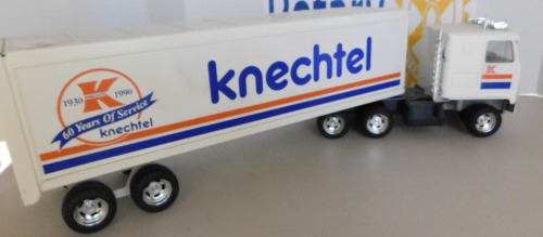 1/16 Ertl cabover Knechtel Grocery w/Reefer