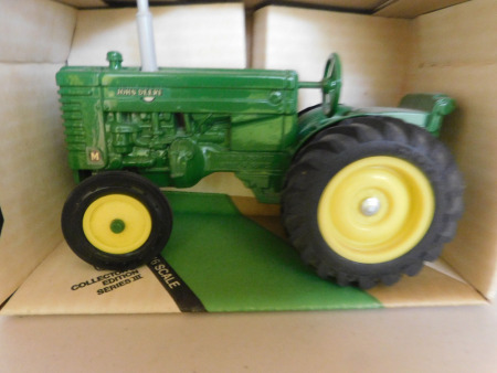 1/16 John Deere M Tractor