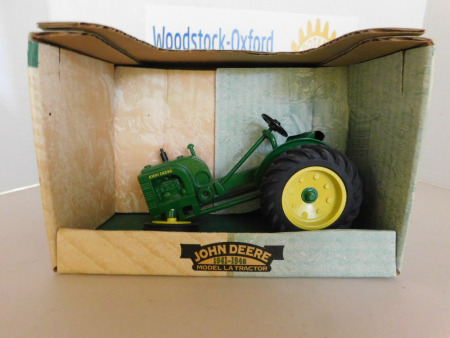 1/16 John Deere LA Tractor