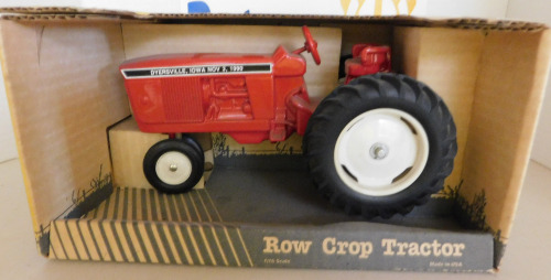 1/16 Red Row Crop Tractor Dyersville 1990