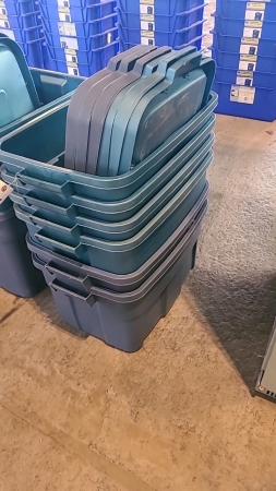 6-Rubbermaid poly totes with lids