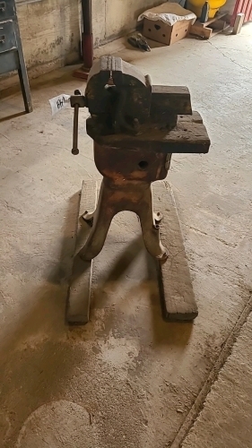 Adjustable vice on pedestal