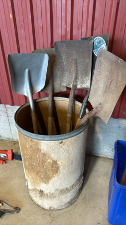 Lot of square mouth shovels