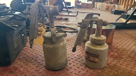 Pair of pneumatic paint guns