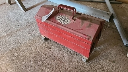 Cantilever toolbox on casters