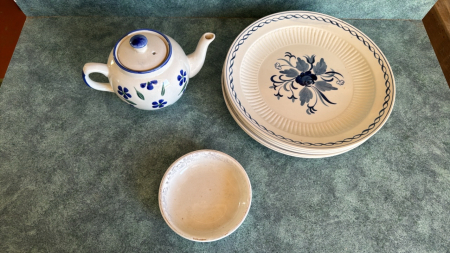 5 Dinner plates, and teapot