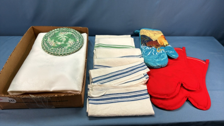 Quantity of Tea Towels & Oven Mitts