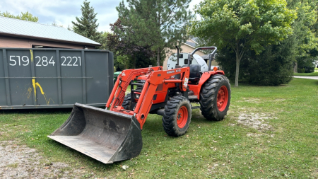 Kubota M5700 MFWD with loader