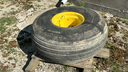 16.5L-16.1 implement tire with 8 bolt hub